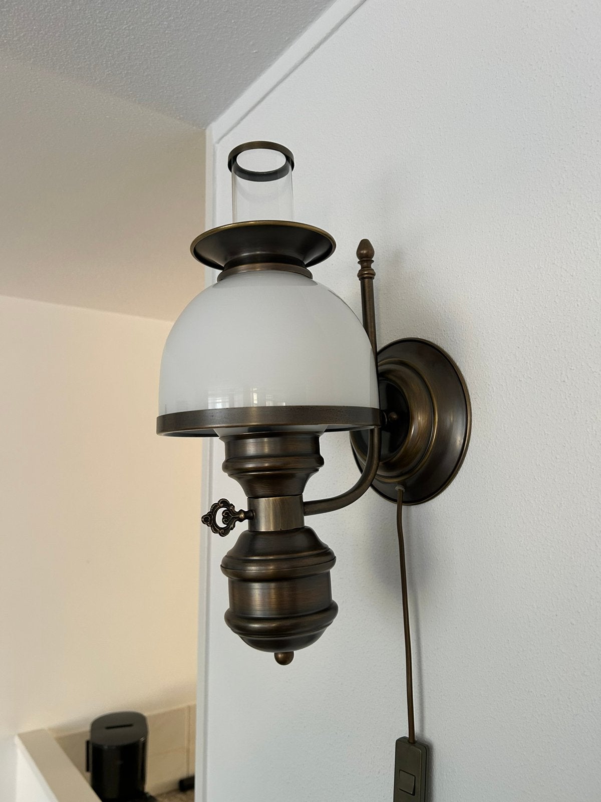 mooie wandlamp brons met glazen kap, Ophalen, Zo goed als nieuw, Glas, Met schakelaar