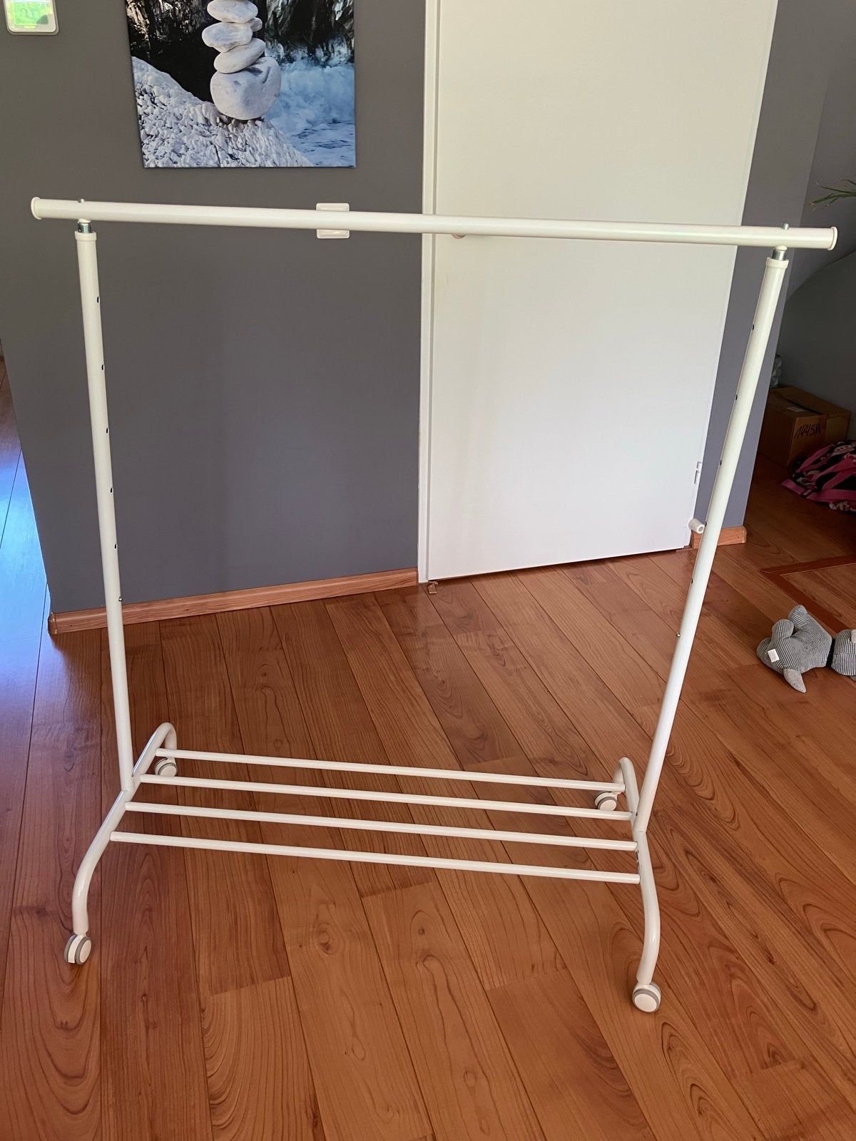 IKEA RIGGA Kledingrek - Verstelbaar en Verrijdbaar, Huis en Inrichting, Kasten | Kledingkasten, Ophalen, 100 tot 150 cm, Zo goed als nieuw