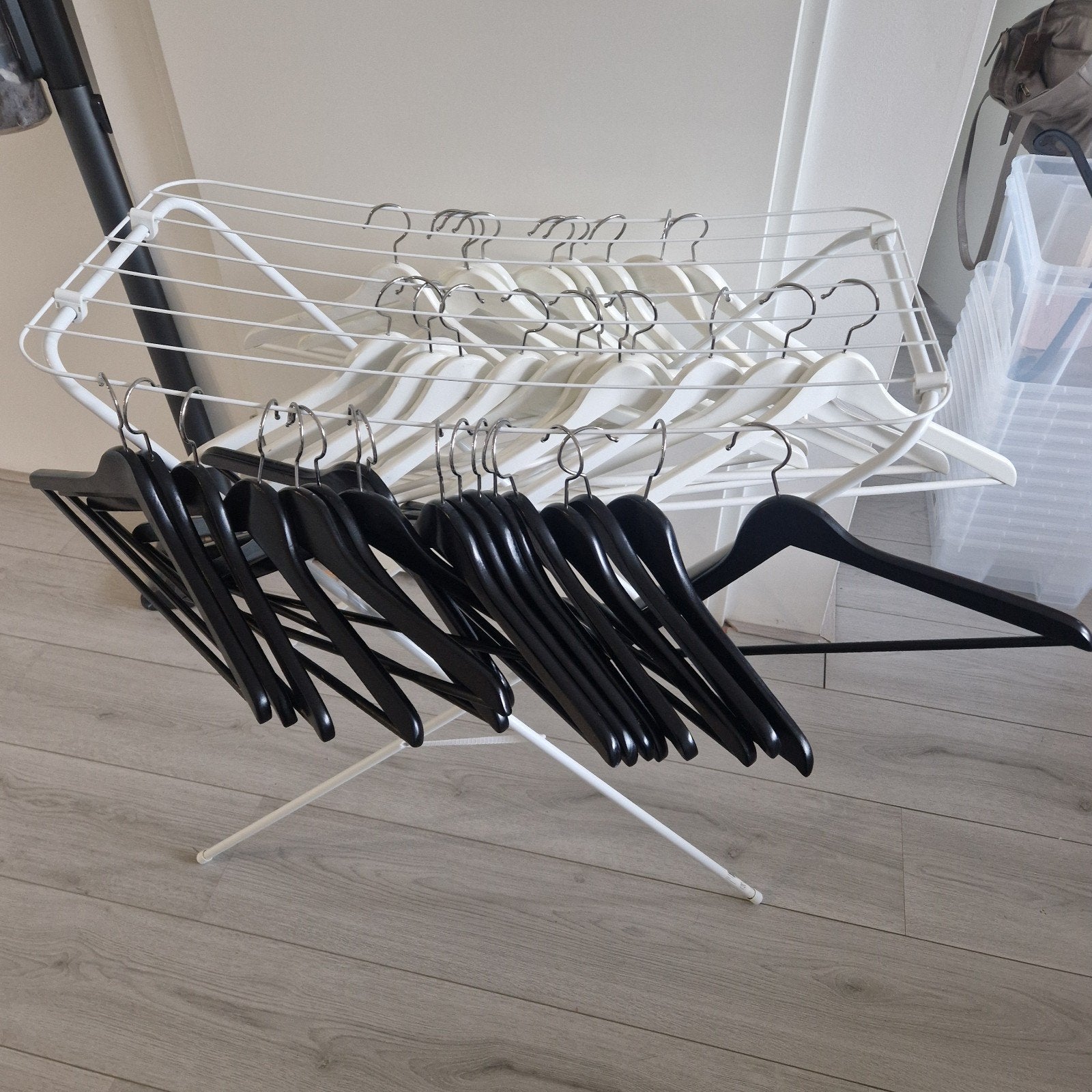 Ca. 50 IKEA kledinghangers (wit en zwart) Bumerang, Ophalen, Gebruikt, Hout, Kinderen en Volwassenen