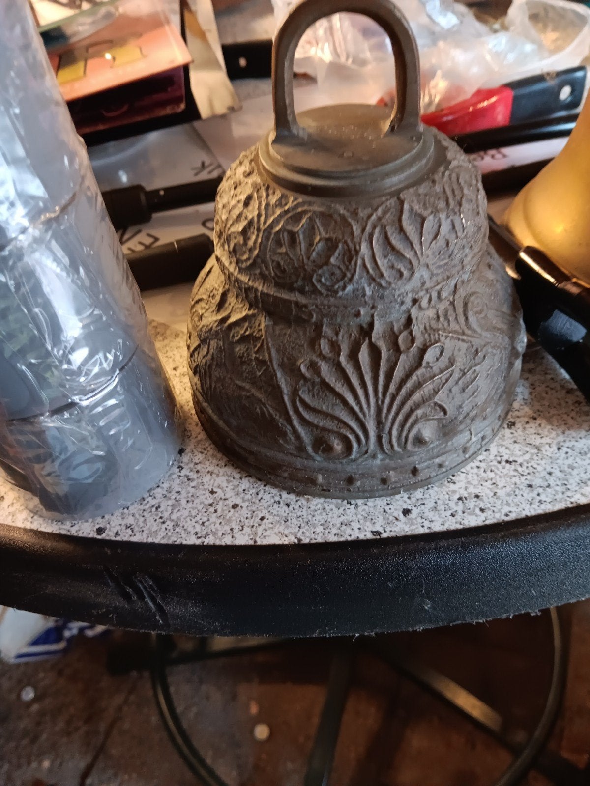 Decoratieve koperen  bel met reliëf, Ophalen
