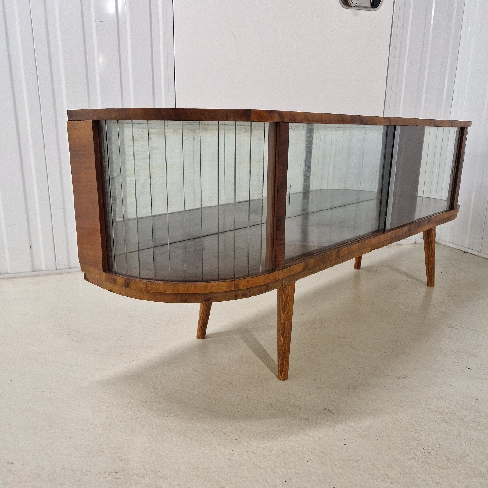 Foto 11 van Vintage Dressoir / Vitrinekast Jaren 60/70 Noten Fineer