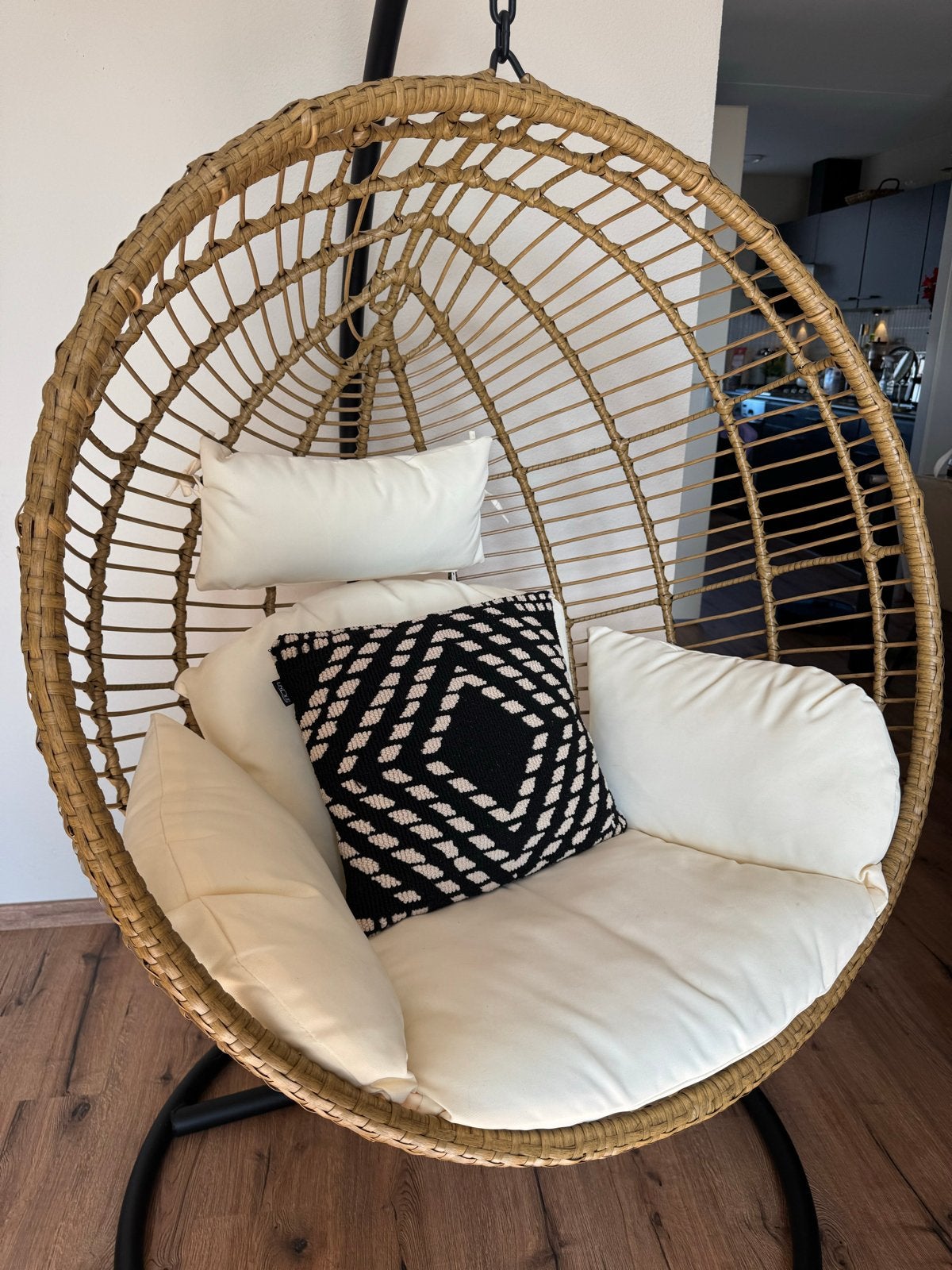 Comfortabele hangstoel van rotan met kussens, Huis en Inrichting, Stoelen, Overige kleuren, Riet of Rotan, Ophalen of Verzenden