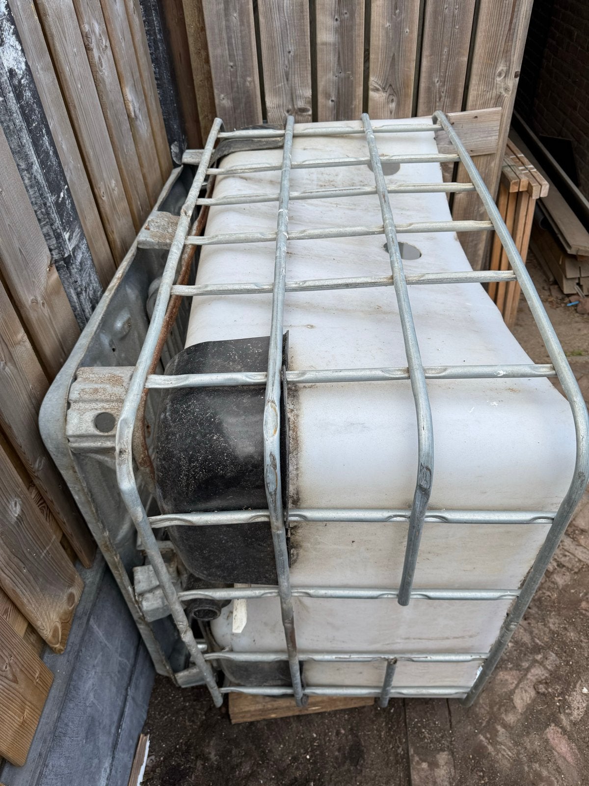 Halve IBC container voor opslag of hergebruik, Ophalen