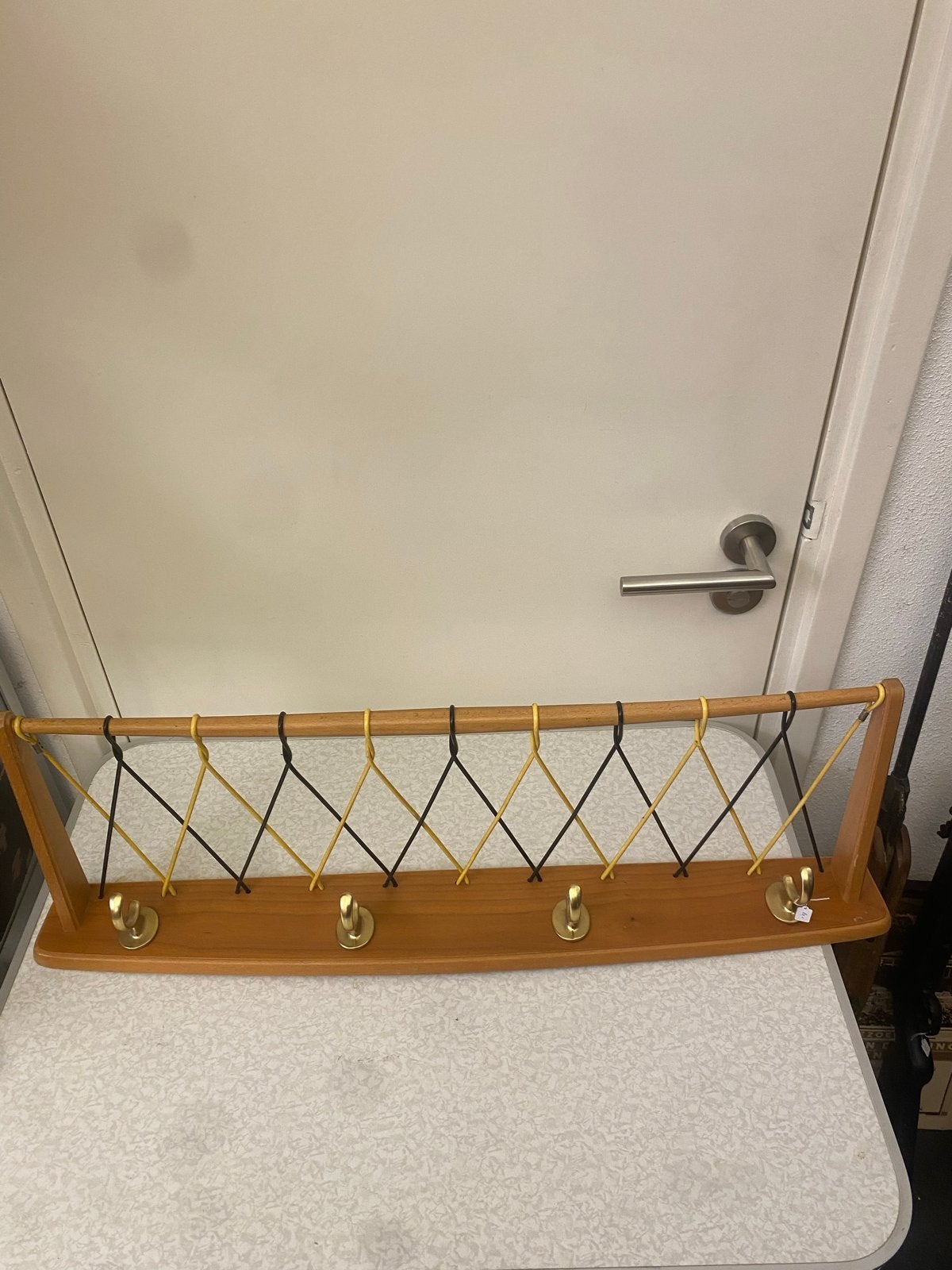 Vintage wandkapstok met houten plank en metalen haken, Wandkapstok, Gebruikt, Ophalen of Verzenden, Minder dan 100 cm