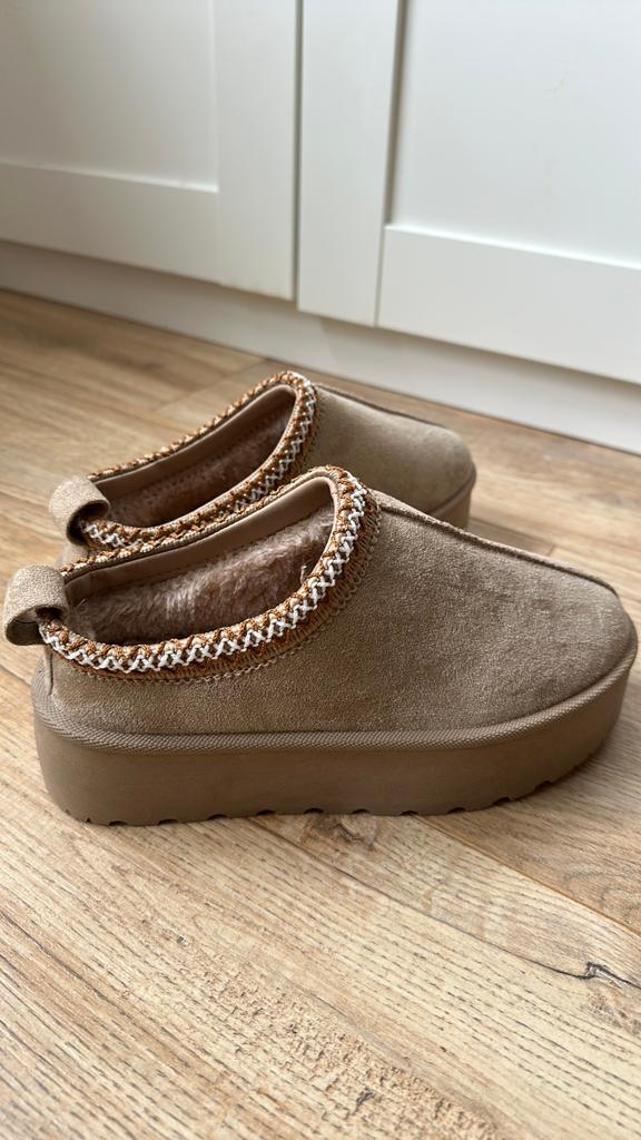 Sloffen op dikke zool mt38, Kleding | Dames, Ophalen of Verzenden, Nieuw, Beige, Pantoffels of Sloffen