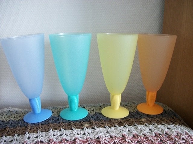 4 Tupperware Dessert "Glazen" ( doorsnee 10, Hoogte 19 cm ), Ophalen of Verzenden, Gebruikt, Schaal