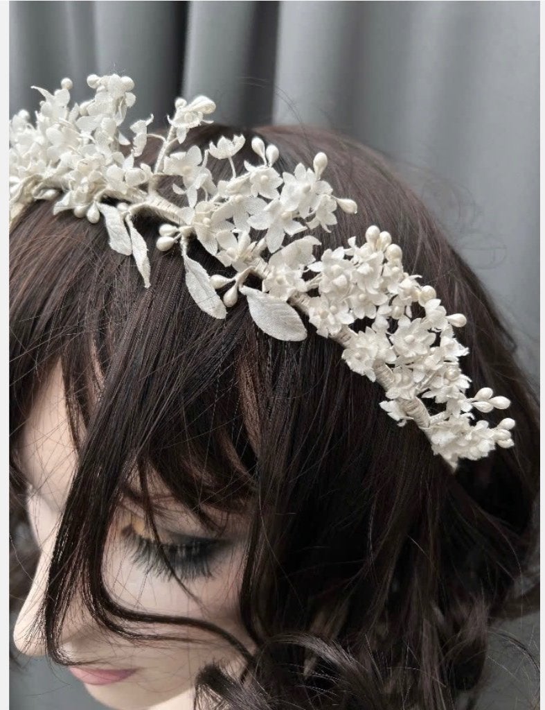 Antieke Tiara, wit, vol met bloemen knopjes, zeer oud,, Ophalen of Verzenden, Dames