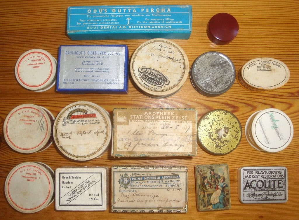 17 oude doosjes voor medicijnen: karton, metaal, bakeliet, i, Antiek en Kunst, Ophalen of Verzenden