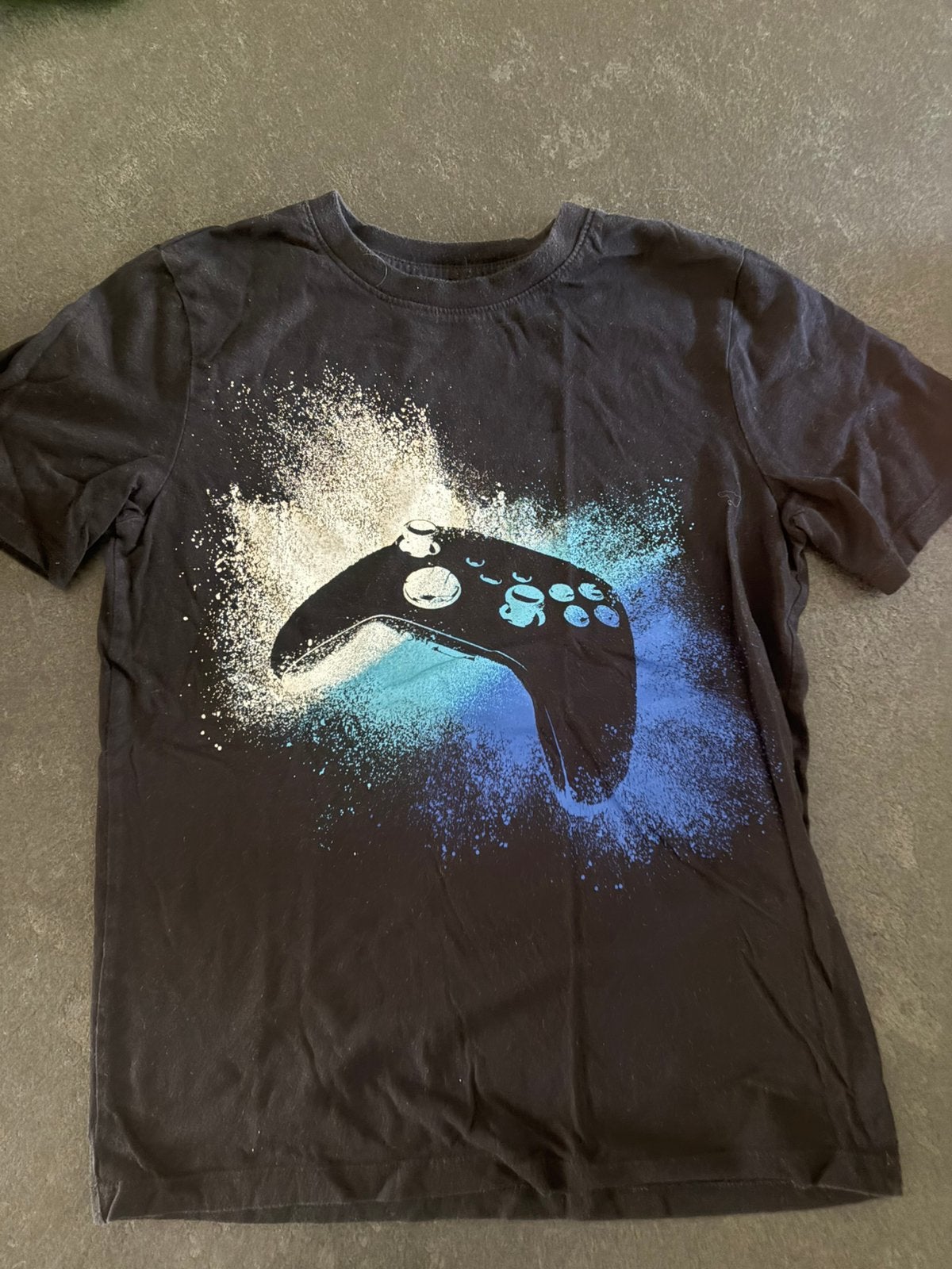 T shirt met opdruk van een game consule maat 134., Ophalen of Verzenden, Zo goed als nieuw, Jongen of Meisje, Shirt of Longsleeve