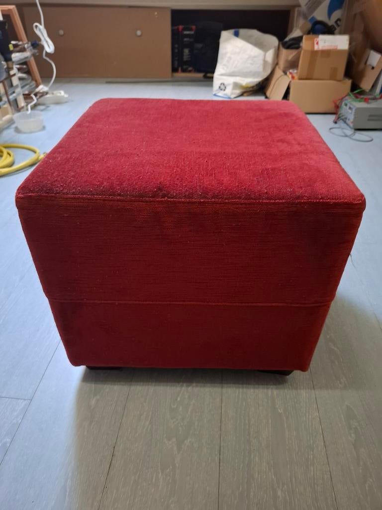 Rode fluwelen poef – stevige kwaliteit L50xB50xH46 cm, Ophalen, Gebruikt, 50 tot 75 cm, Vierkant