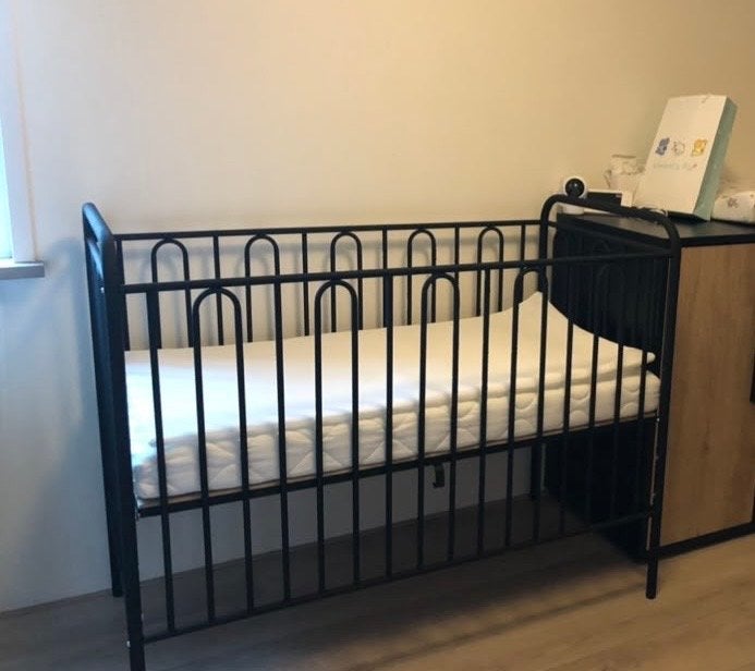 Zwart metalen ledikant voor baby of peuter, Ophalen, Gebruikt, Ledikant