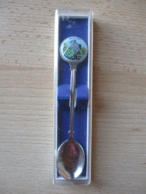 Drievliet souvenirlepeltje in doosje met Piratenschip oud, Ophalen of Verzenden, Zo goed als nieuw, Porselein, Bestek