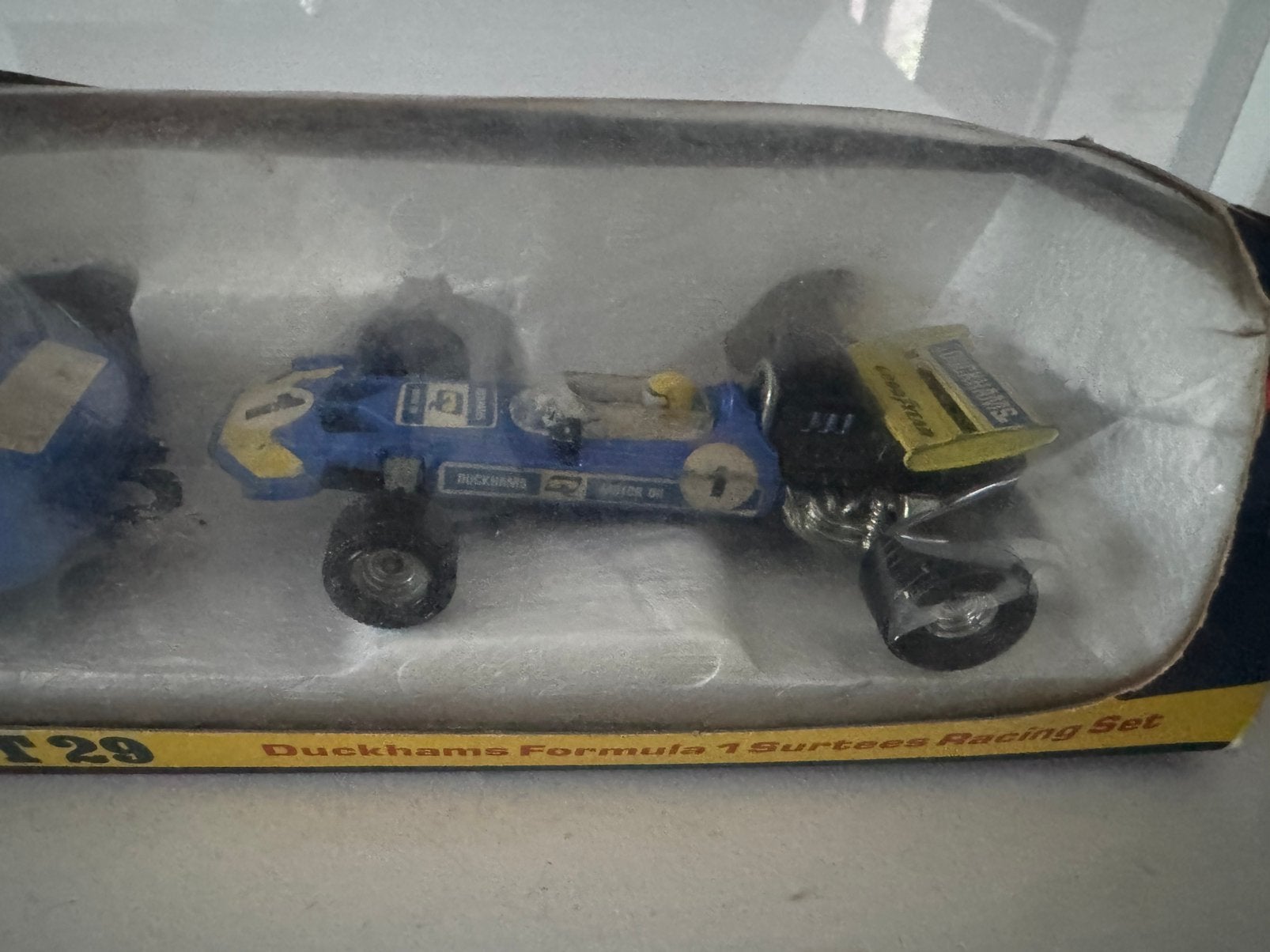 1:36 Ferrari Duckhams + Surtees Racewagen Corgi Toys GS 29, Hobby en Vrije tijd, Ophalen of Verzenden, Gebruikt, Auto, Corgi