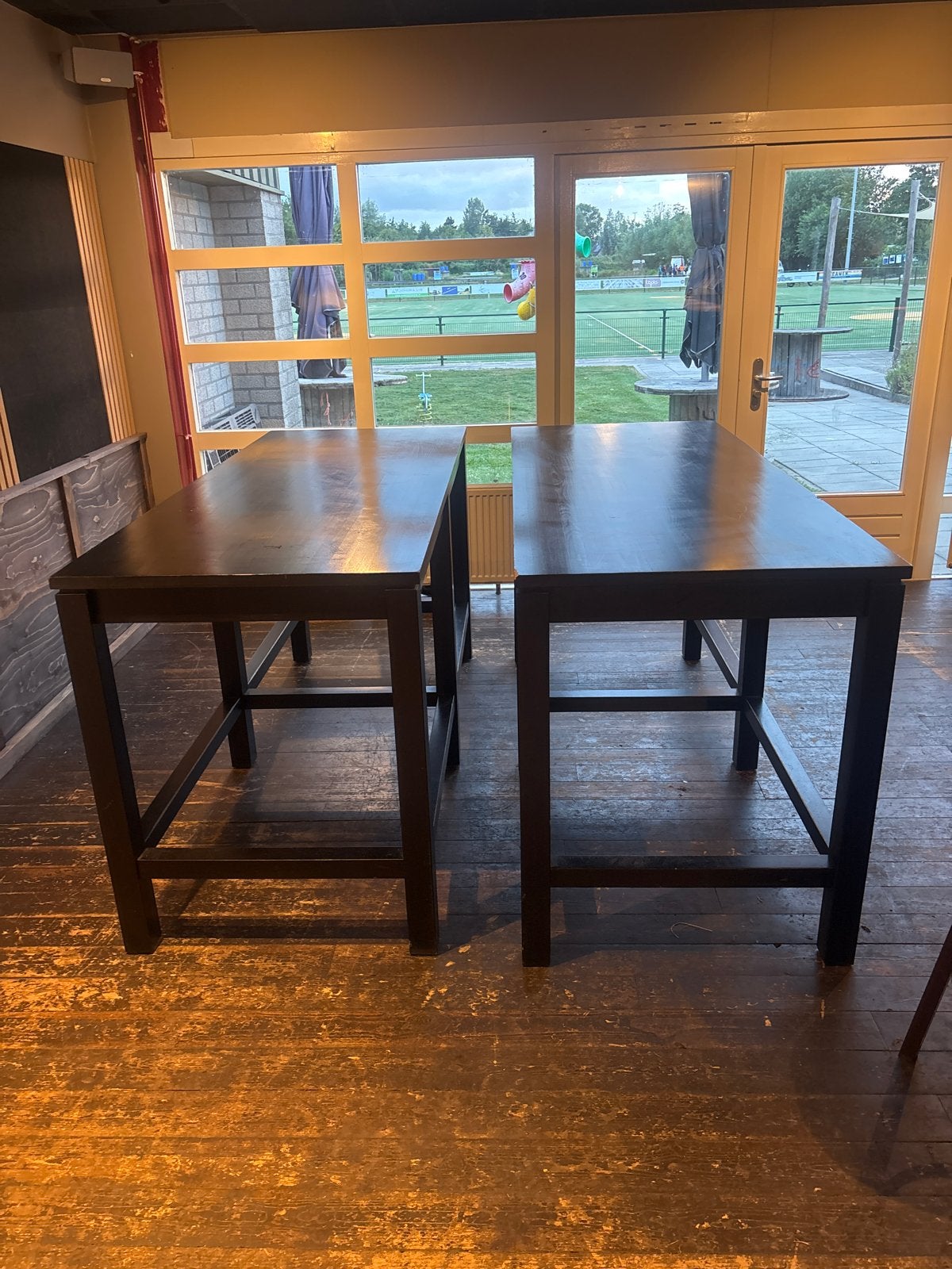 Twee donkere statafels - Gebruikt, Ophalen