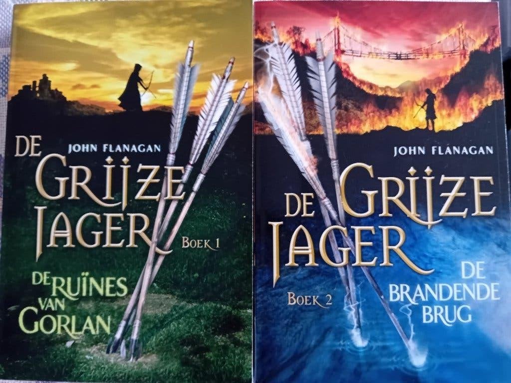 John Flanagan- De Grijze Jager deel 1 en 2, Ophalen of Verzenden, Zo goed als nieuw