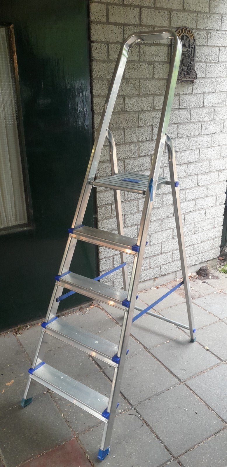 Stevige aluminium huishoudtrap met 5 treden, Doe-het-zelf en Verbouw, Ladders en Trappen, Ophalen, Zo goed als nieuw, Trap, Minder dan 2 meter