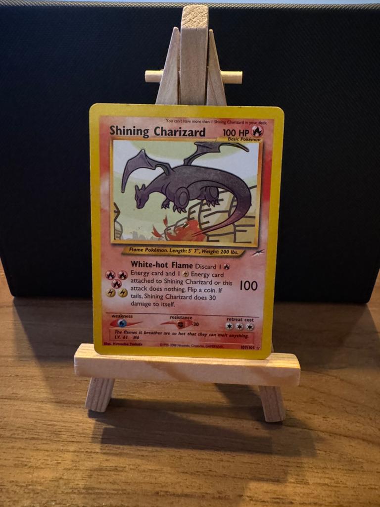 Shining Charizard 107/105 neo destiny, Hobby en Vrije tijd, Verzamelkaartspellen | Pokémon, Ophalen of Verzenden, Zo goed als nieuw