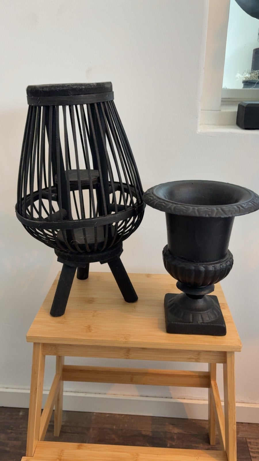 Zwarte metalen lantaarn en decoratieve louvere vaas, Ophalen of Verzenden, Klassiek, Metaal, Gebruikt