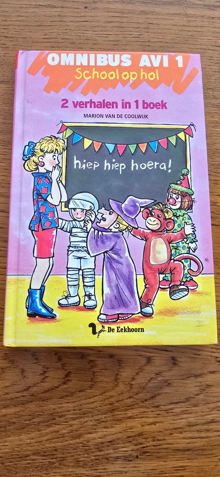 Omnibus AVI 1: School op hol - 2 verhalen in 1 boek, Boeken, Ophalen of Verzenden, Gelezen, Marion van de Coolwijk, Fictie algemeen