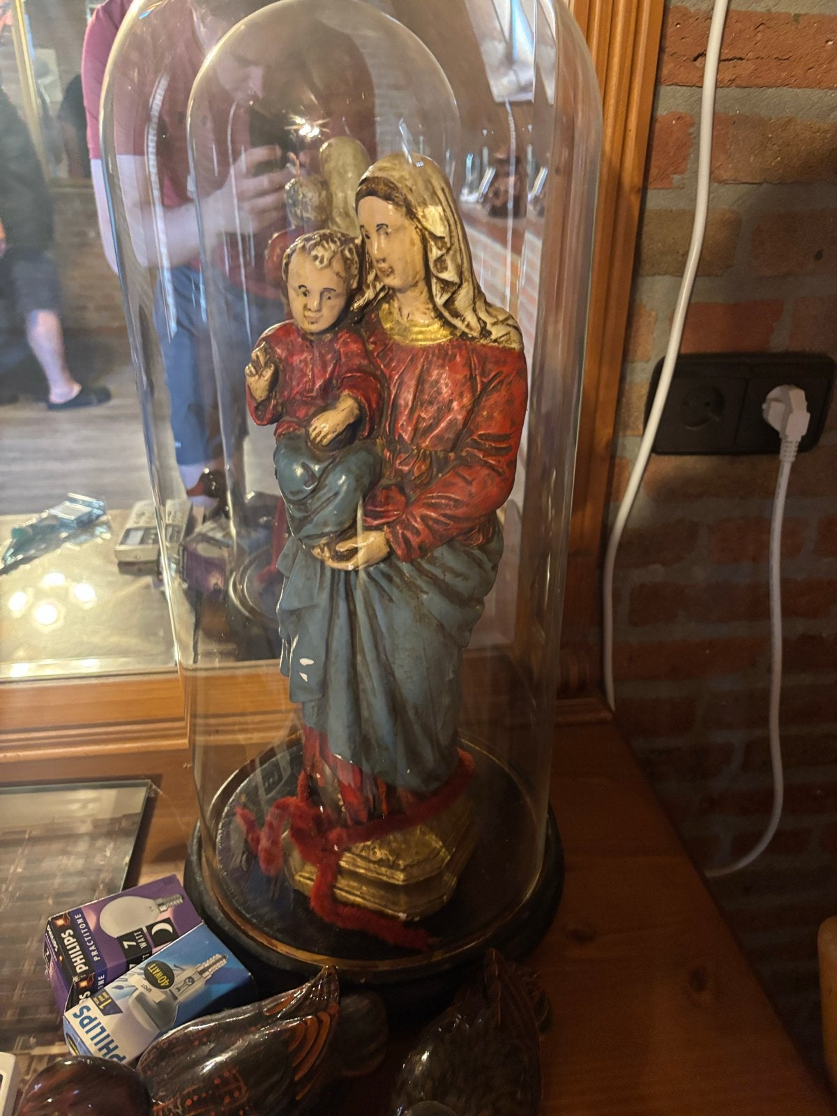 Antiek Mariabeeld met kindje Jezus onder glazen stolp, Ophalen