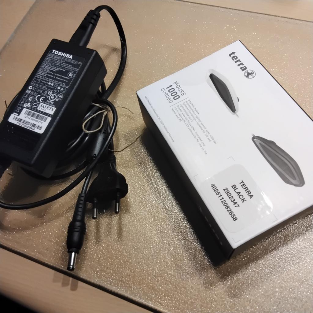 Toshiba laptop oplader + Terra Black mouse 1000 corded, Computers en Software, Ophalen of Verzenden, Nieuw, Toshiba, Laptop