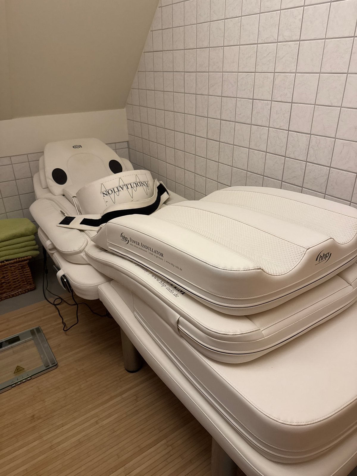 HHP Andullatie Massagetafel met onderstel en lakens, Ophalen, Zo goed als nieuw, Massagetafel