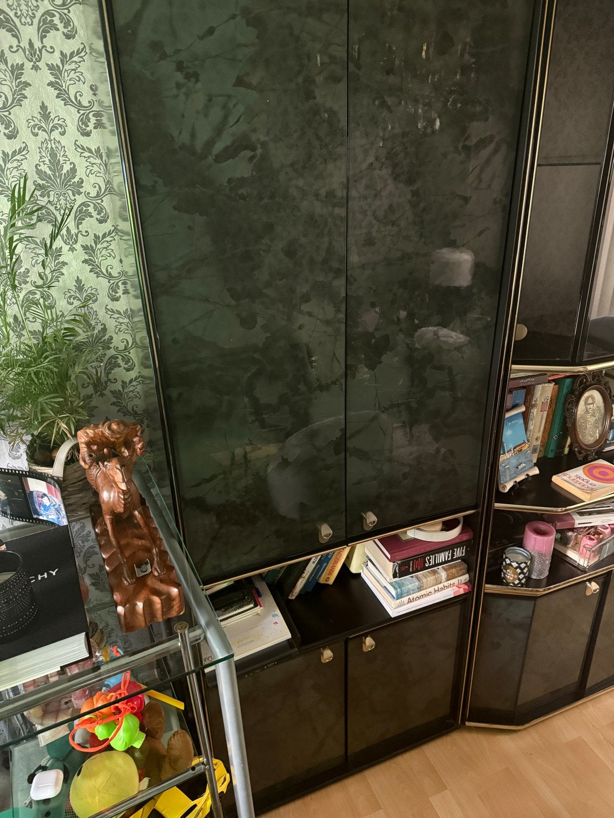 Stijlvolle Kastenwand met Glazen Deuren en Marmerlook, Ophalen, Gebruikt