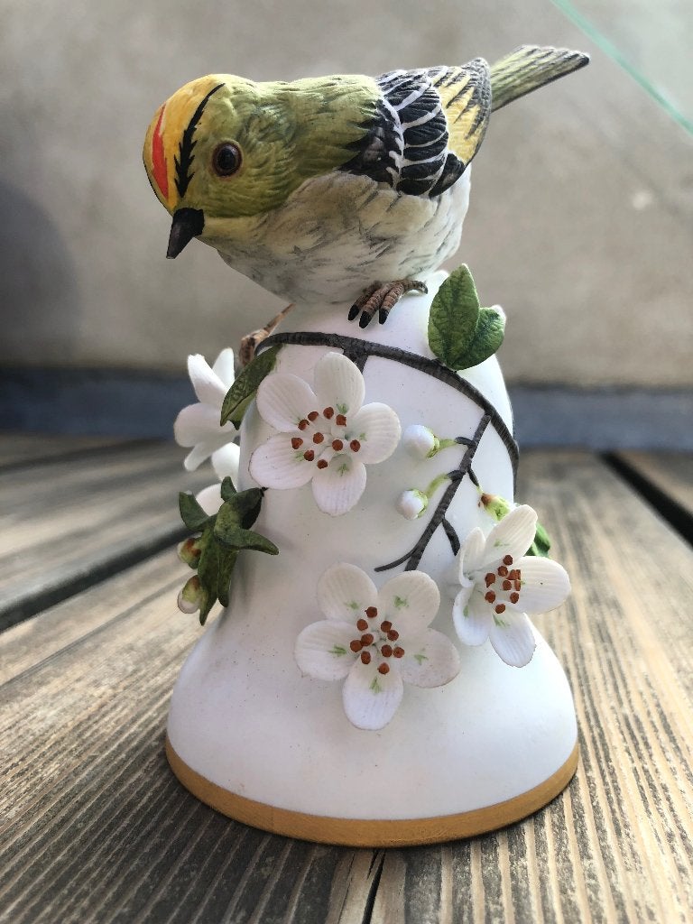 Prachtige porseleinen vogel op bloemenklokje, Ophalen of Verzenden