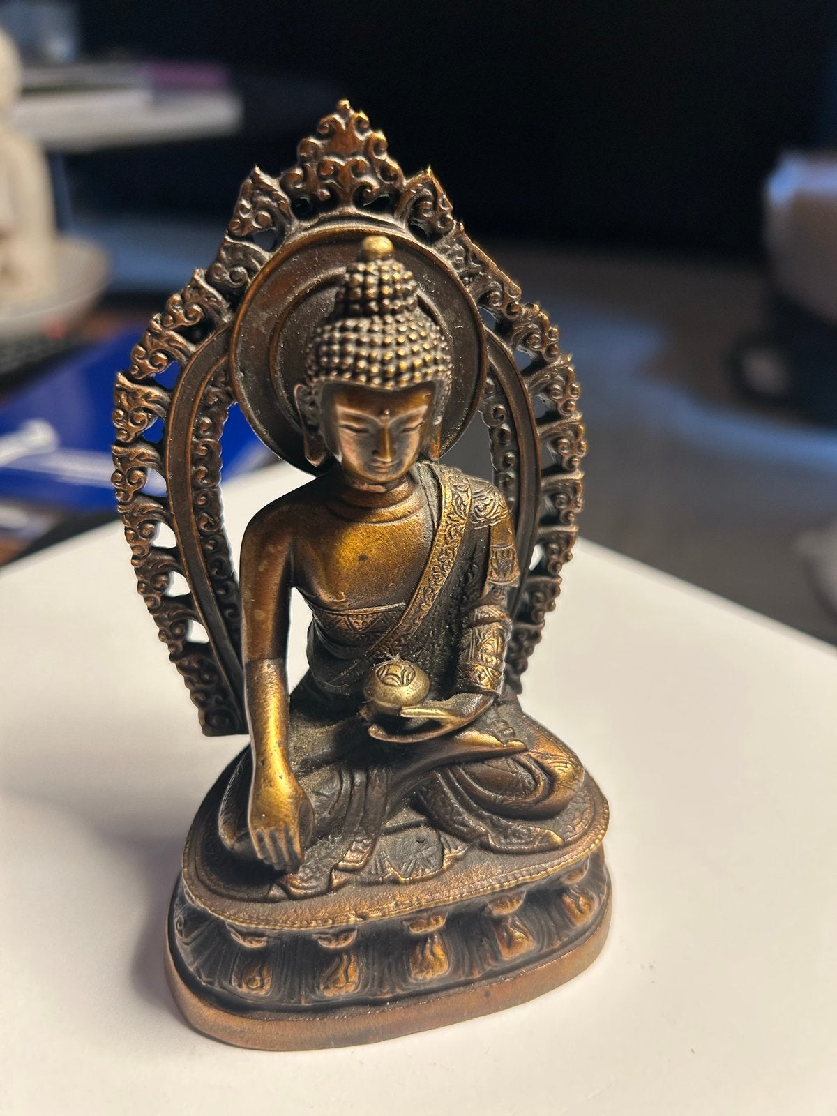 Massief Messing Shakyamuni Medicijn Boeddha uit Patan, Minder dan 20 cm, Ophalen of Verzenden, Handgemaakt, Beeld