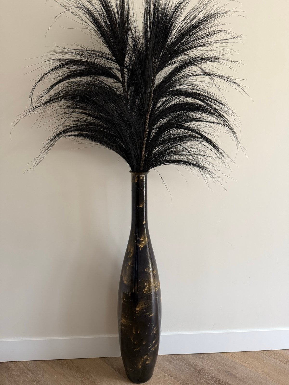 Zwarte vaas met goudkleurige spetters en pluimen, Ophalen, Zwart, Inclusief decoratie, 100 cm