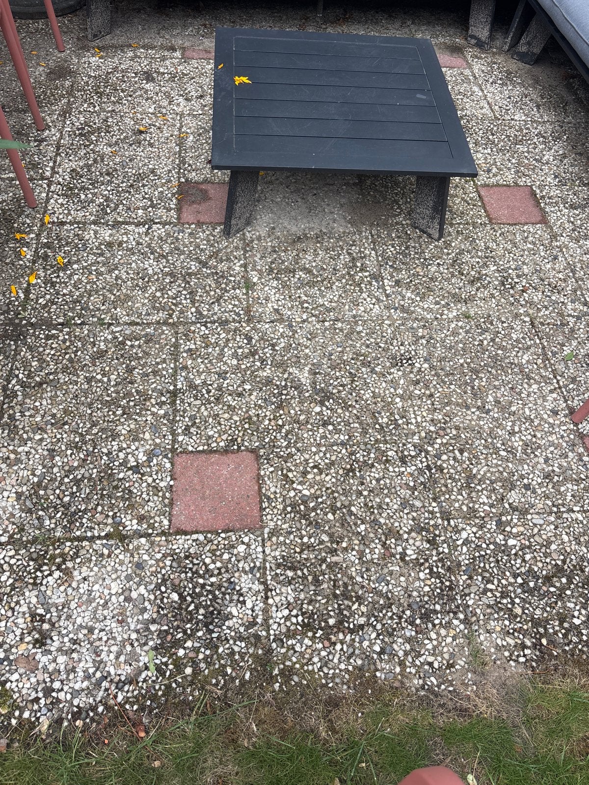 Gratis grindtegels met rood accenttegel - 20m2, Ophalen, Gebruikt, 10 m² of meer, Grind