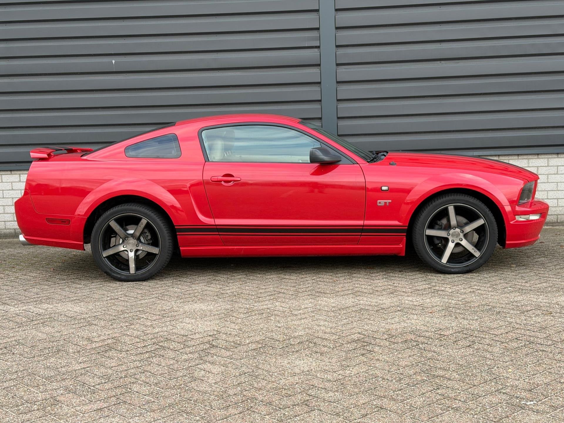 Ford USA Mustang 4.6 V8 GT AUTOMAAT LEER 305PK APK, Auto's, Automaat, Achterwielaandrijving, Gebruikt, 4 stoelen