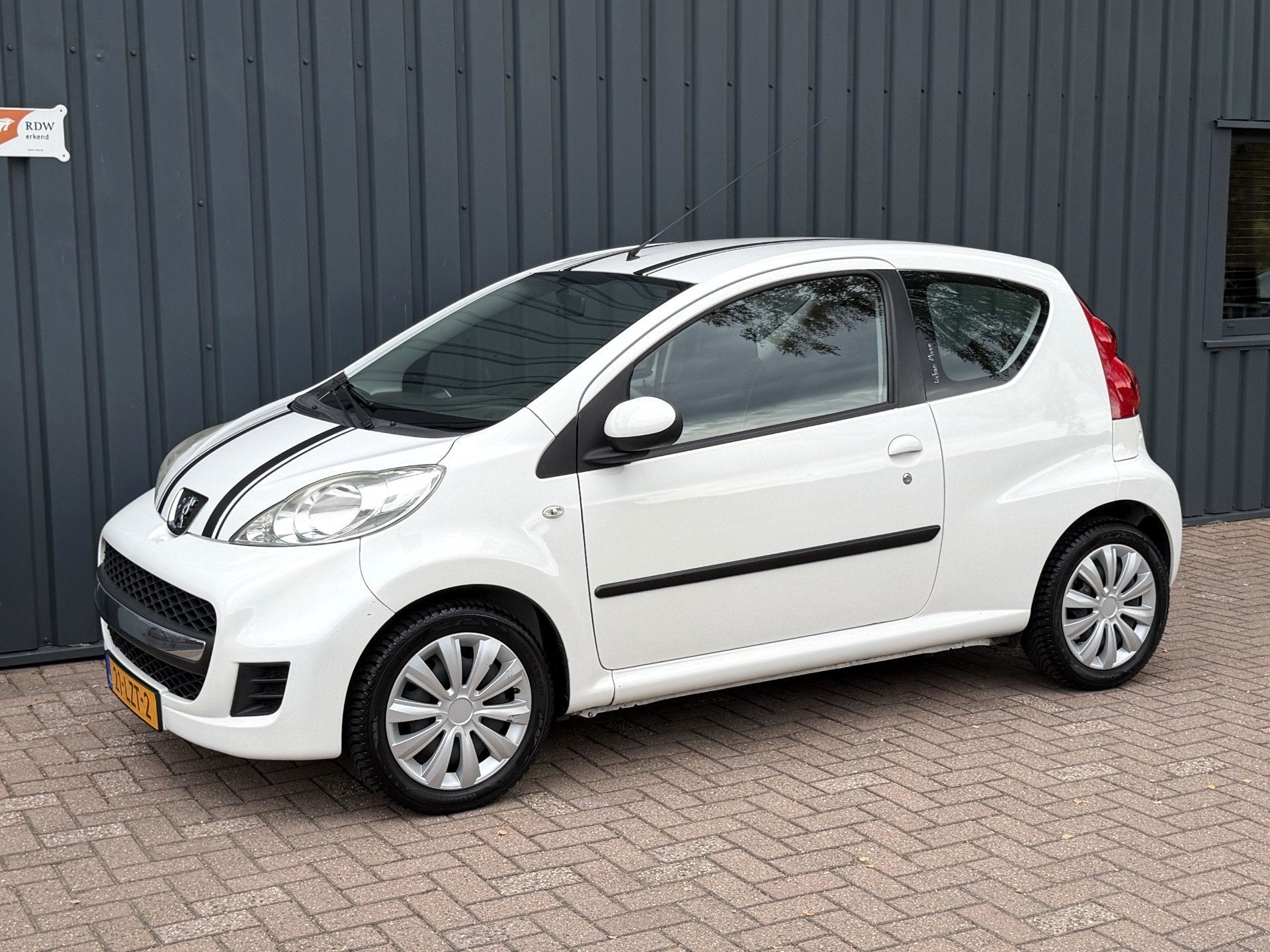 Peugeot 107 1.0-12V Urban Move AIRCO!/APK!/NAP!/NL AUTO!/, Auto's, Voorwielaandrijving, Stof, Gebruikt, Zwart