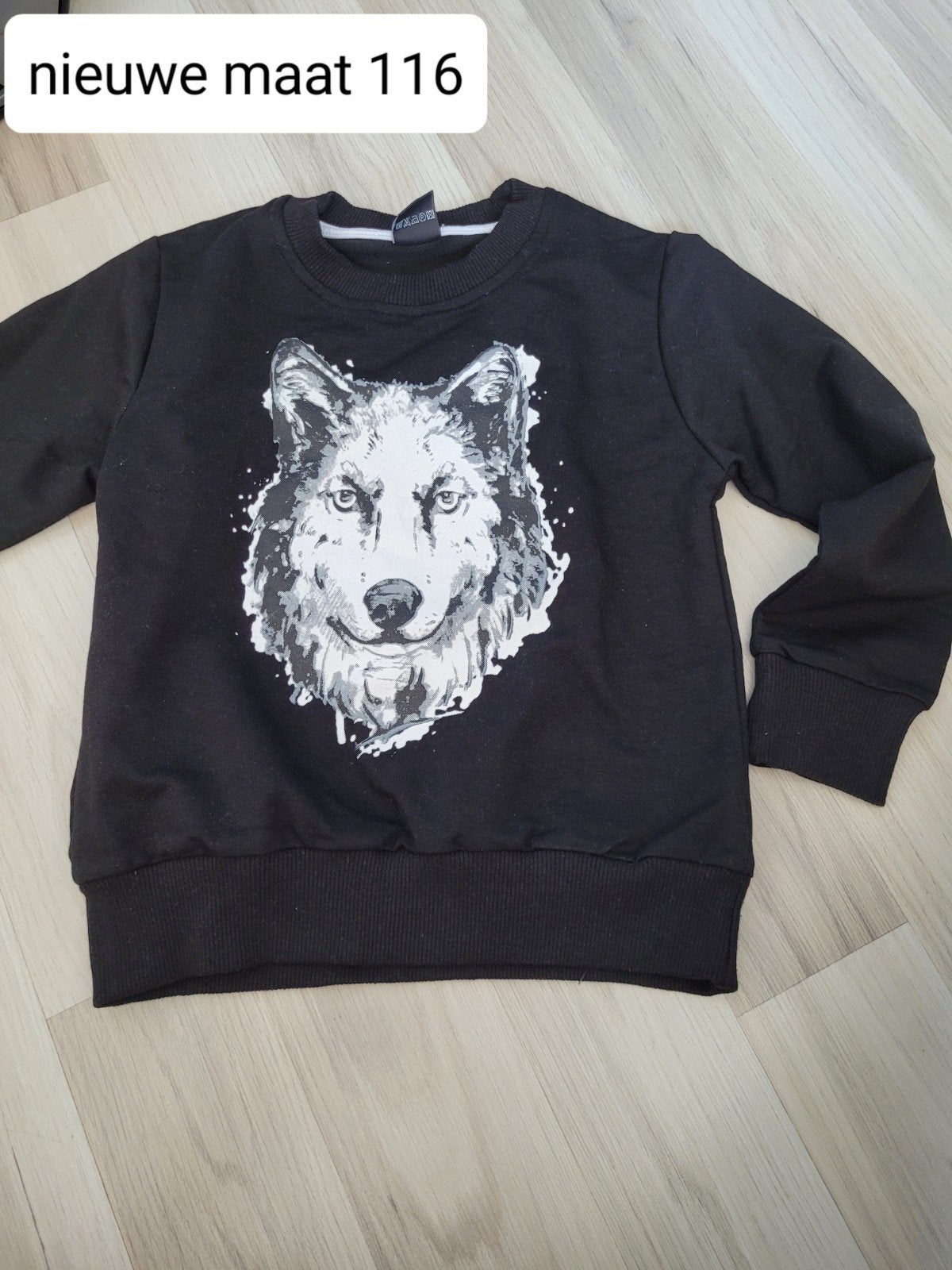 Nieuwe zwarte trui met wolf print - Maat 116, Ophalen of Verzenden, Nieuw, Jongen of Meisje, Trui of Vest