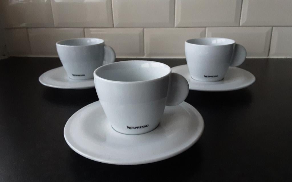 NESPRESSO design kopjes met schoteltjes 3 stuks, Ophalen of Verzenden, Zo goed als nieuw, Overige stijlen, Kop(pen) en/of Schotel(s)