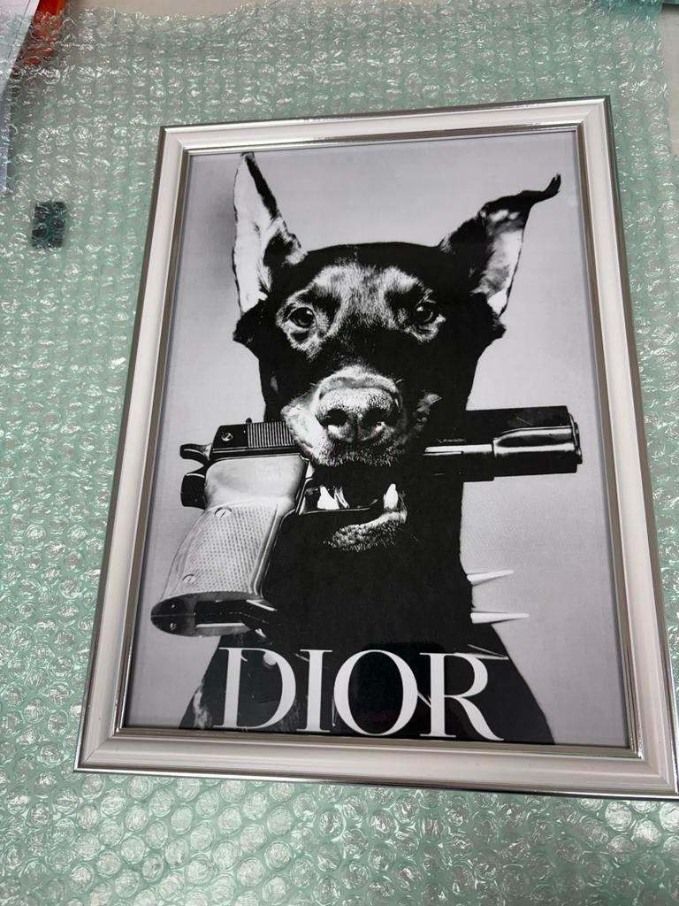 Dior Hond met Pistool Kunstprint - Ingelijst 21x29,7 cm, Ophalen of Verzenden, Nieuw