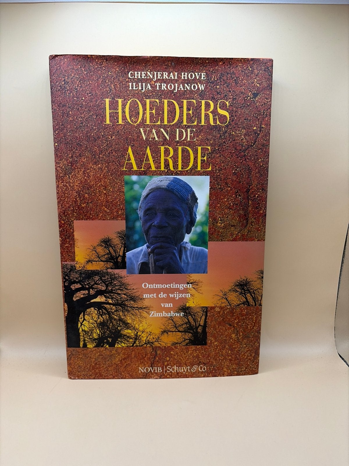 Hoeders van de Aarde - Ontmoetingen met wijzen uit Zimbabwe, Ophalen of Verzenden, Zo goed als nieuw, Wereld overig