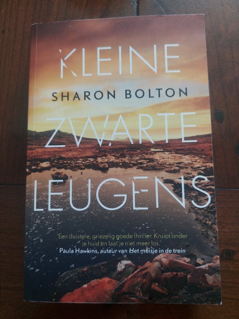 Thriller van Sharon Bolton; Kleine zwarte leugens, Boeken, Thrillers, Ophalen of Verzenden, Zo goed als nieuw, Sharon Bolton, Nederland