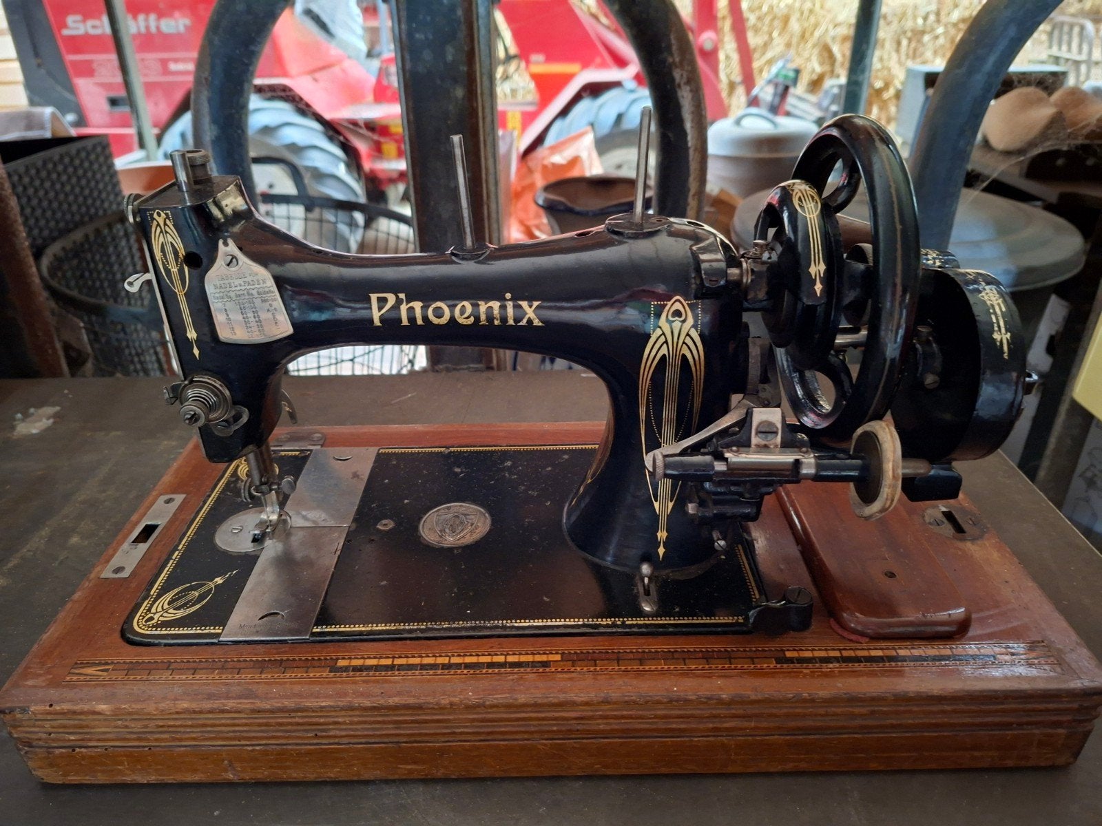 oude naaimachine van Phoenix., Ophalen