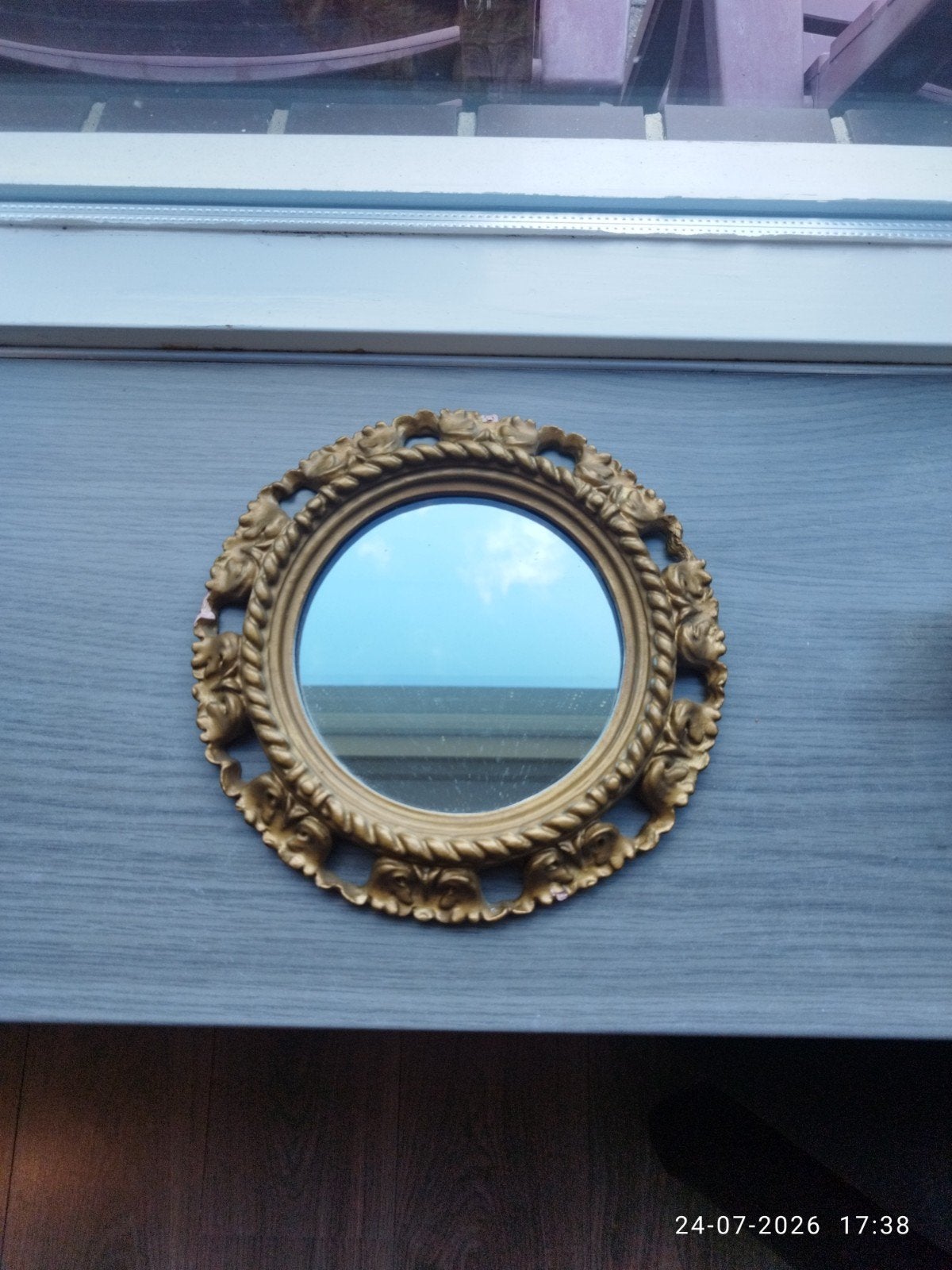 Decoratieve ronde spiegel met gouden lijst, Antiek en Kunst, Ophalen, Rond, Minder dan 50 cm, Minder dan 100 cm