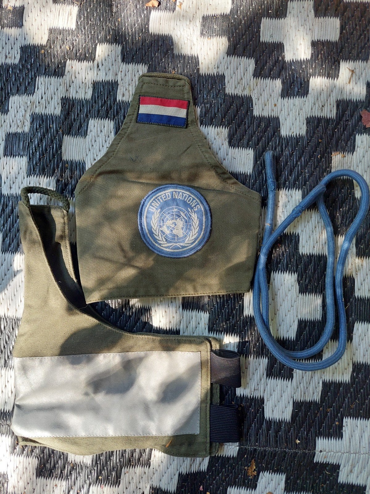 Korps Mariniers UN-uitrusting met Nederlandse vlag, Ophalen of Verzenden, Marine, Nederland, Kleding of Schoenen
