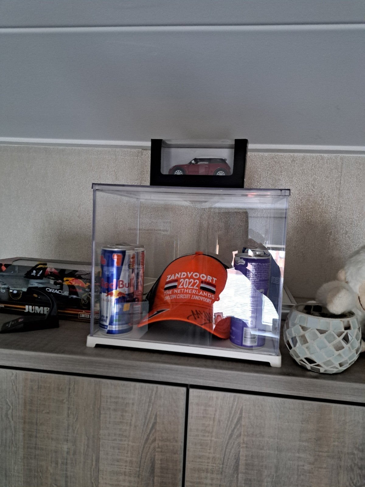 Gesigneerde Max Verstappen pet 2022 + vitrinekastje, Ophalen of Verzenden, Formule 1