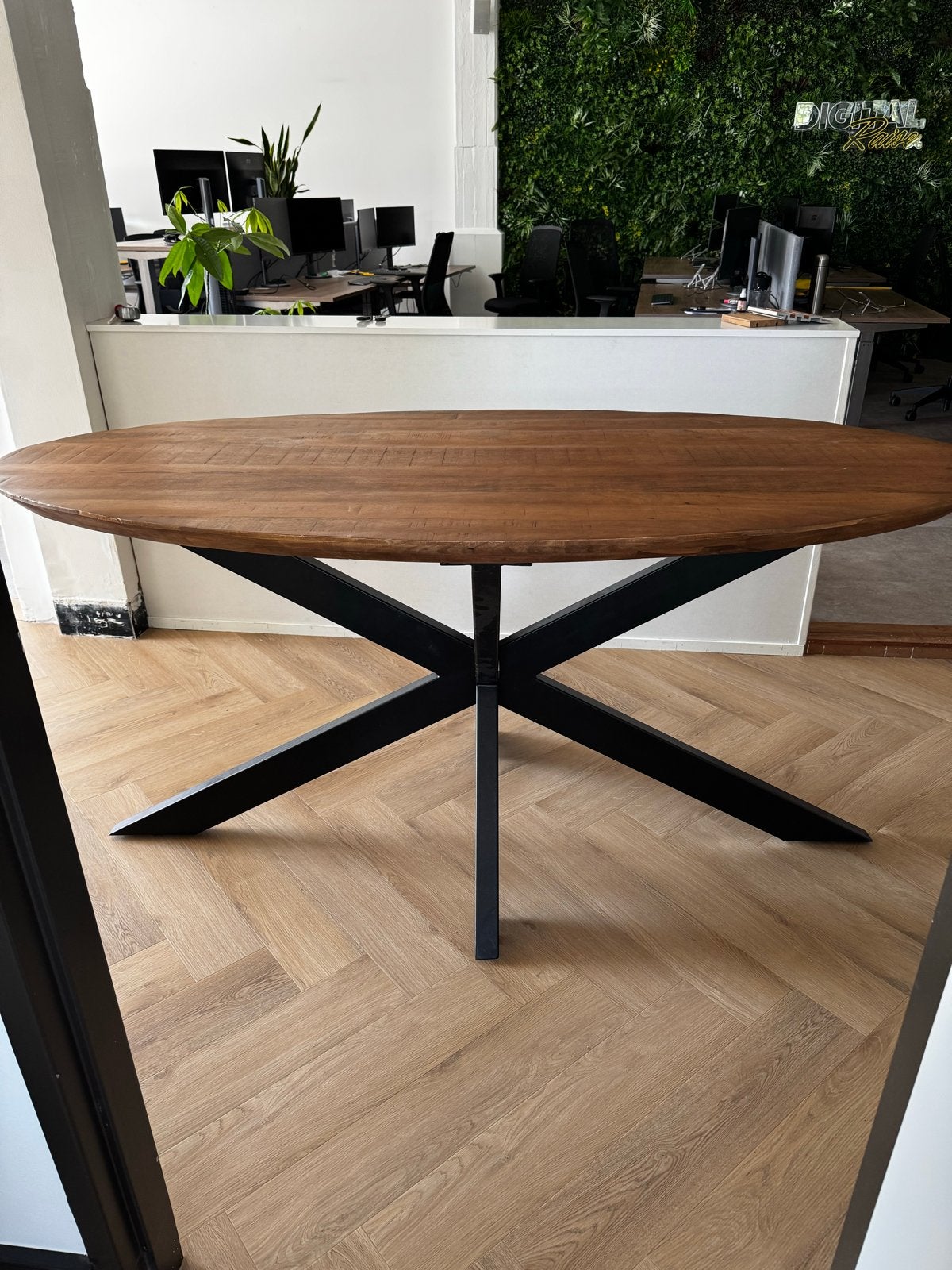 Ovale eettafel met metalen spinpoot, Huis en Inrichting, Tafels | Eettafels, Ophalen, Gebruikt, 50 tot 100 cm, 150 tot 200 cm