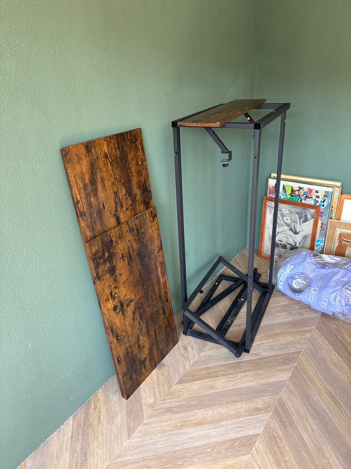 Industrieel bureau met houten blad en metalen frame, Huis en Inrichting, Bureaus, Ophalen, Gebruikt, Hout, Bruin