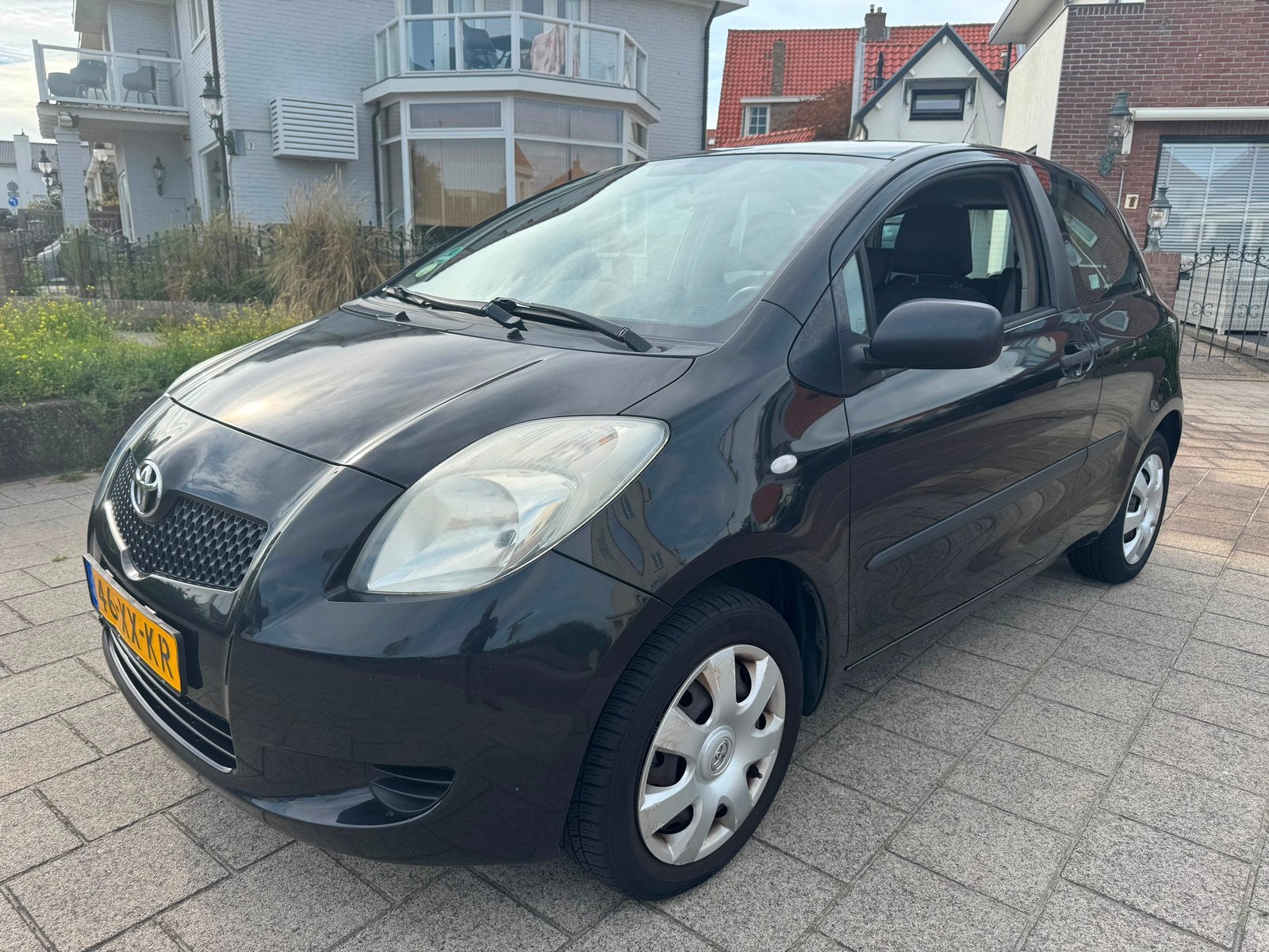 Toyota Yaris 1.0 12V Vvt-i Terra alle extras met nwe Apk, Auto's, Dealer onderhouden, 40 €/maand, 750 kg, Zwart