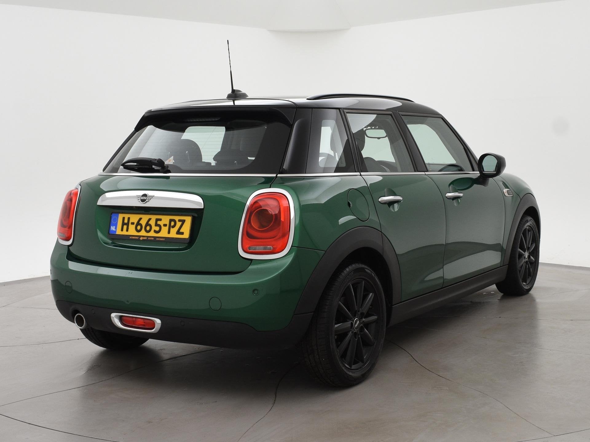 MINI 5-Deurs 1.5 COOPER 136 PK 5-DEURS BRITISH RACING GREEN, Auto's, Voorwielaandrijving, 1160 kg, Gebruikt, Origineel Nederlands