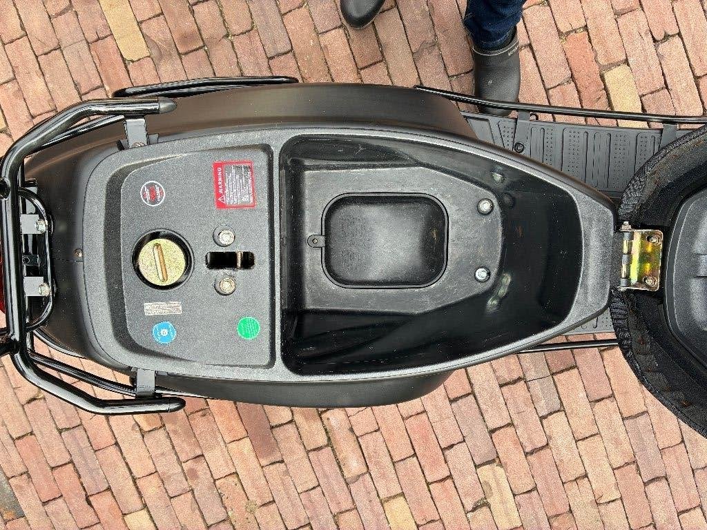 Foto 11 van Scooter 45km La souris Sourini R BJ 2023 in goede staat €725