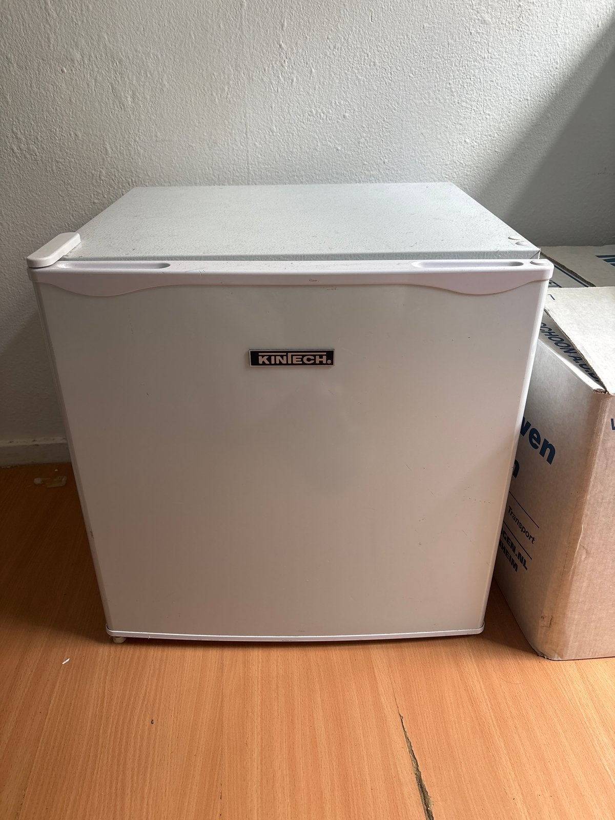 Kleine Kintech koelkast met vriesvak, Witgoed en Apparatuur, Ophalen, Gebruikt, Minder dan 75 liter, Met vriesvak