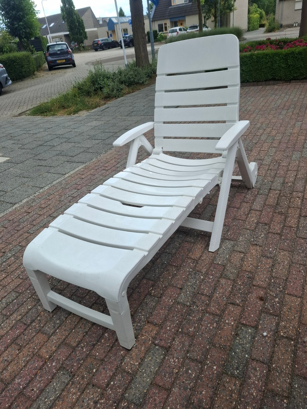 Verstelbare witte kunststof ligstoel, Ophalen of Verzenden, Gebruikt, Kunststof, Verstelbaar