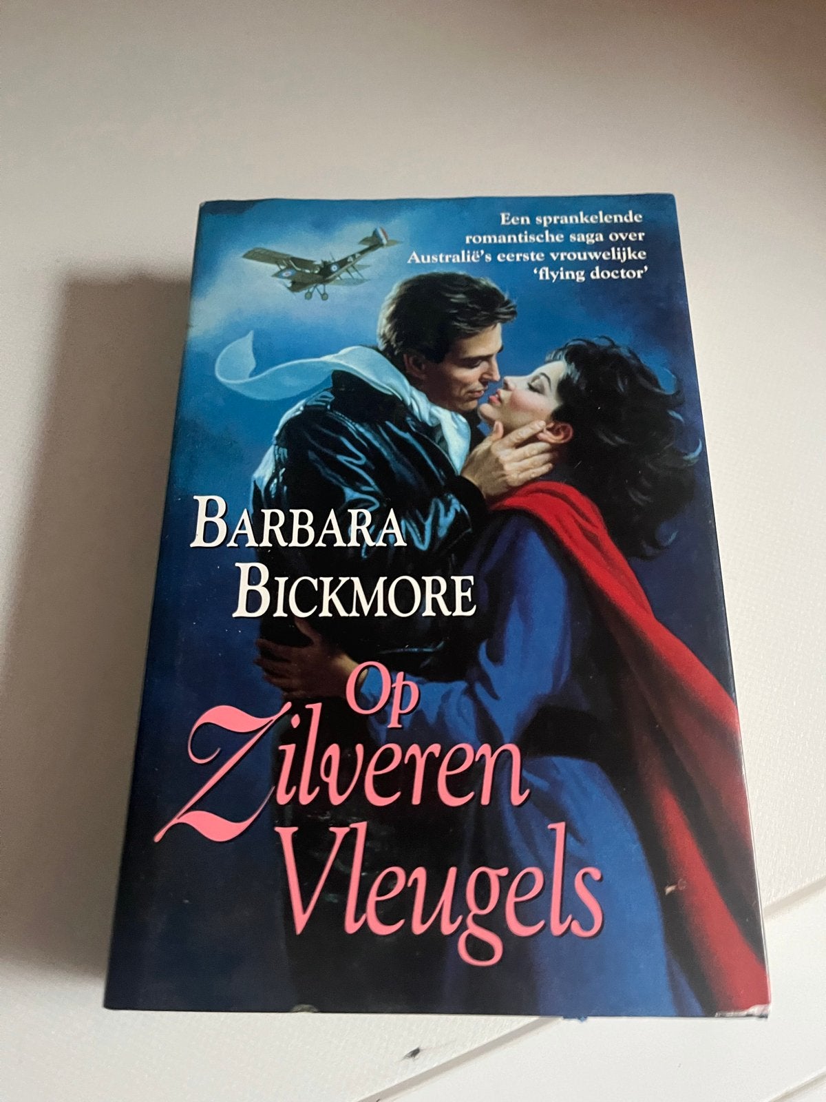 Op Zilveren Vleugels - Barbara Bickmore (Romantiek), Boeken, Ophalen of Verzenden, Gelezen